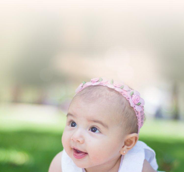 Bebé feliz acostado