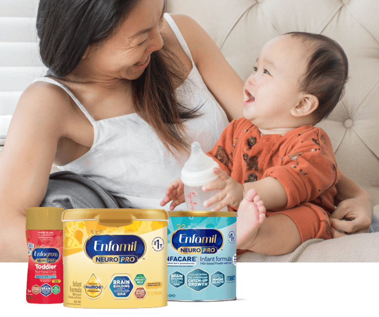 Línea de fórmula para bebés y niños pequeños, madre sonriente sosteniendo a un bebé feliz