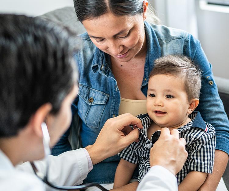 Mamá y bebé en el pediatra