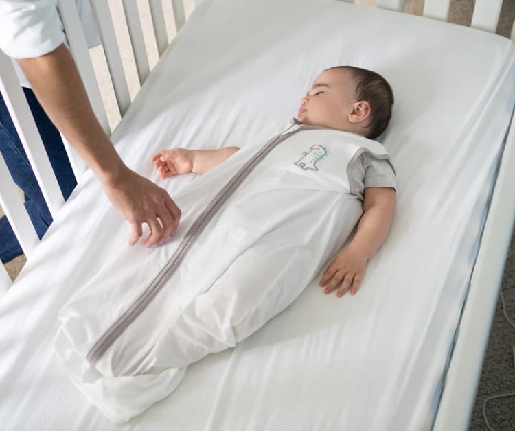 Bebé durmiendo en la cuna