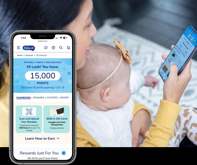 Madre sosteniendo a su bebé usando la aplicación Enfamil