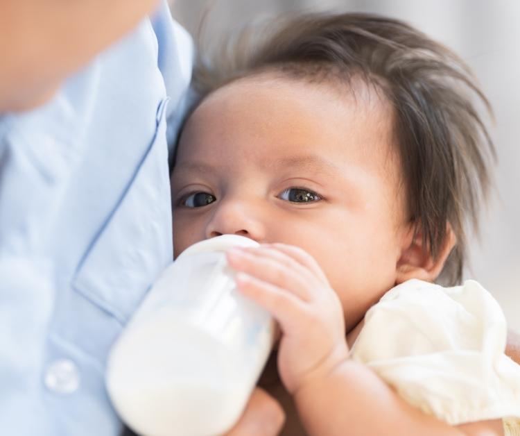Bebé bebiendo un biberón
