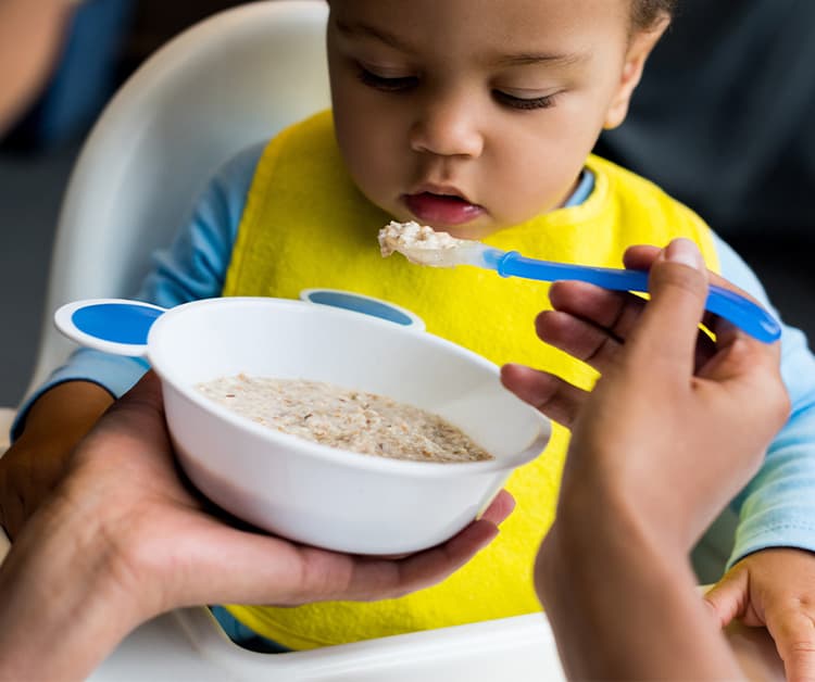 Bebé comiendo cereales