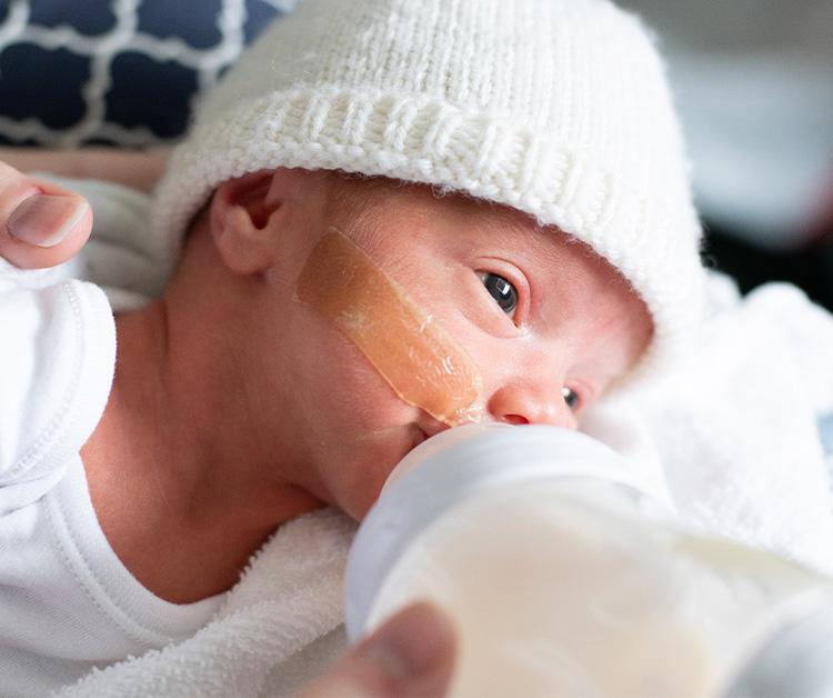 bebe jugando con un muñeco