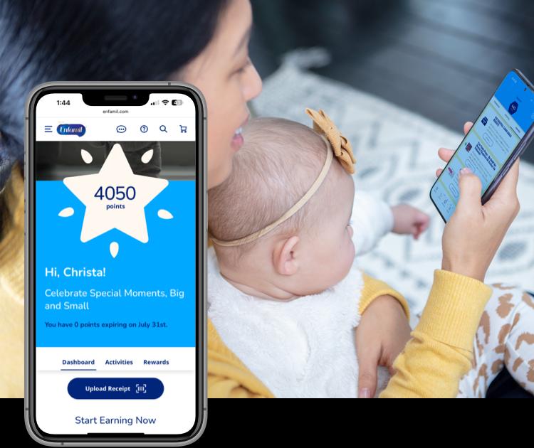 Madre sosteniendo a su bebé usando la aplicación Enfamil