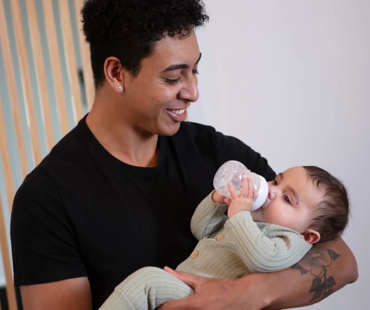 Papá dándole el biberón a su bebé