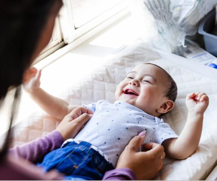 Mamá cambiando el pañal de su bebé