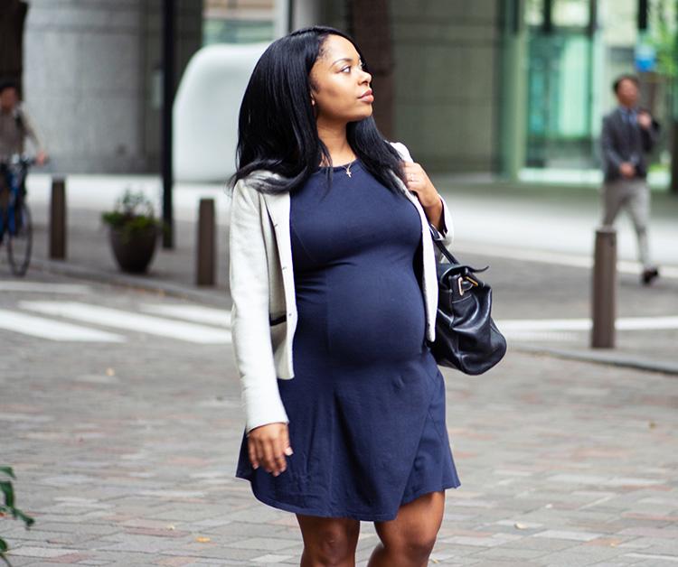 Mujer embarazada que parece confundida