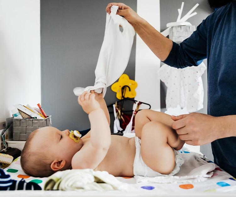 Mamá mirando cariñosamente al bebé